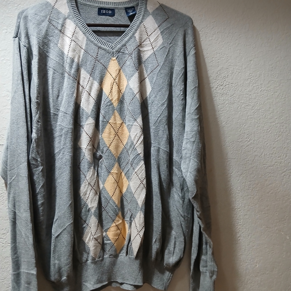 Izod Men's.100% CottonLGray V-Neck Argyle Sweater with Cream and Yellow Diamonds